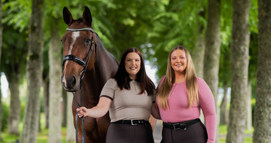 Emma och Anna med hästen Bella